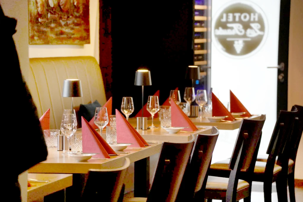 Innenansicht vom Gastraum mit eingedecktem Tisch.