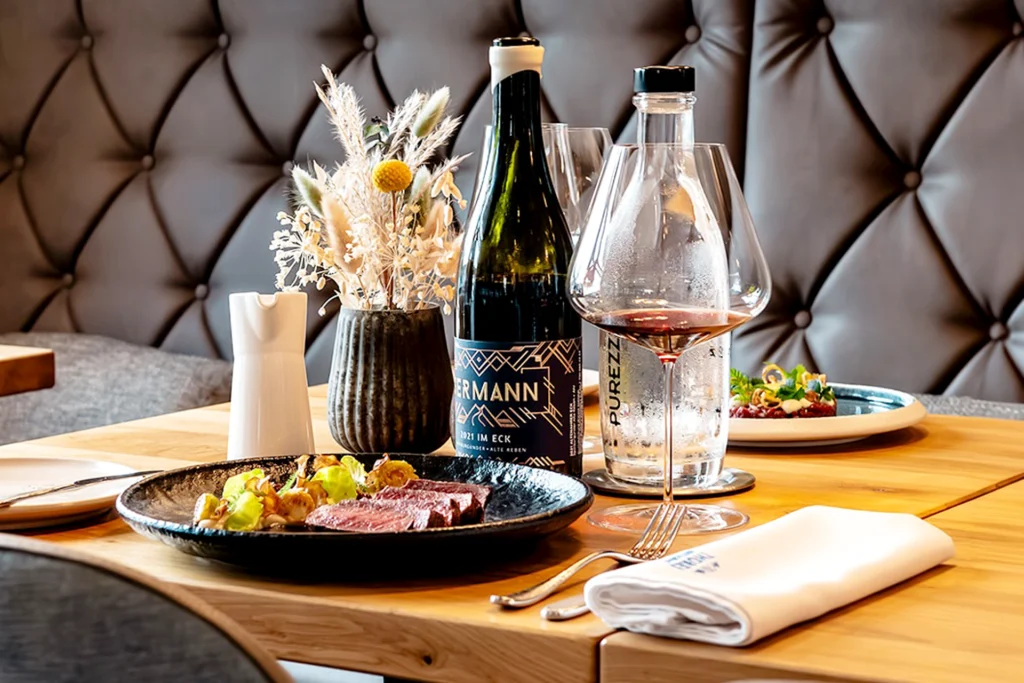 Fein gedeckter Tisch im Restaurant Thüres mit hauseigenem Wein.