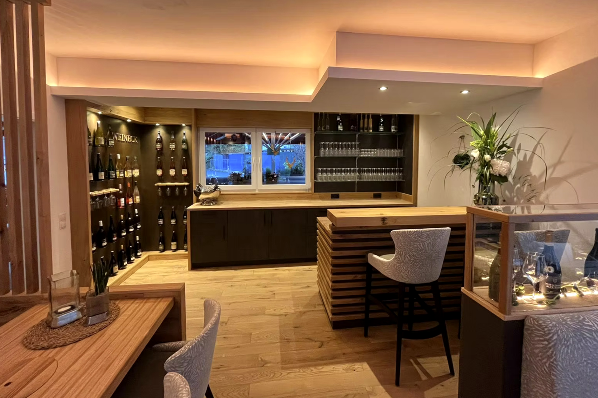 Weineck Innenansicht des Weineck Altenahr mit Holztischen und bequemen Stühlen.