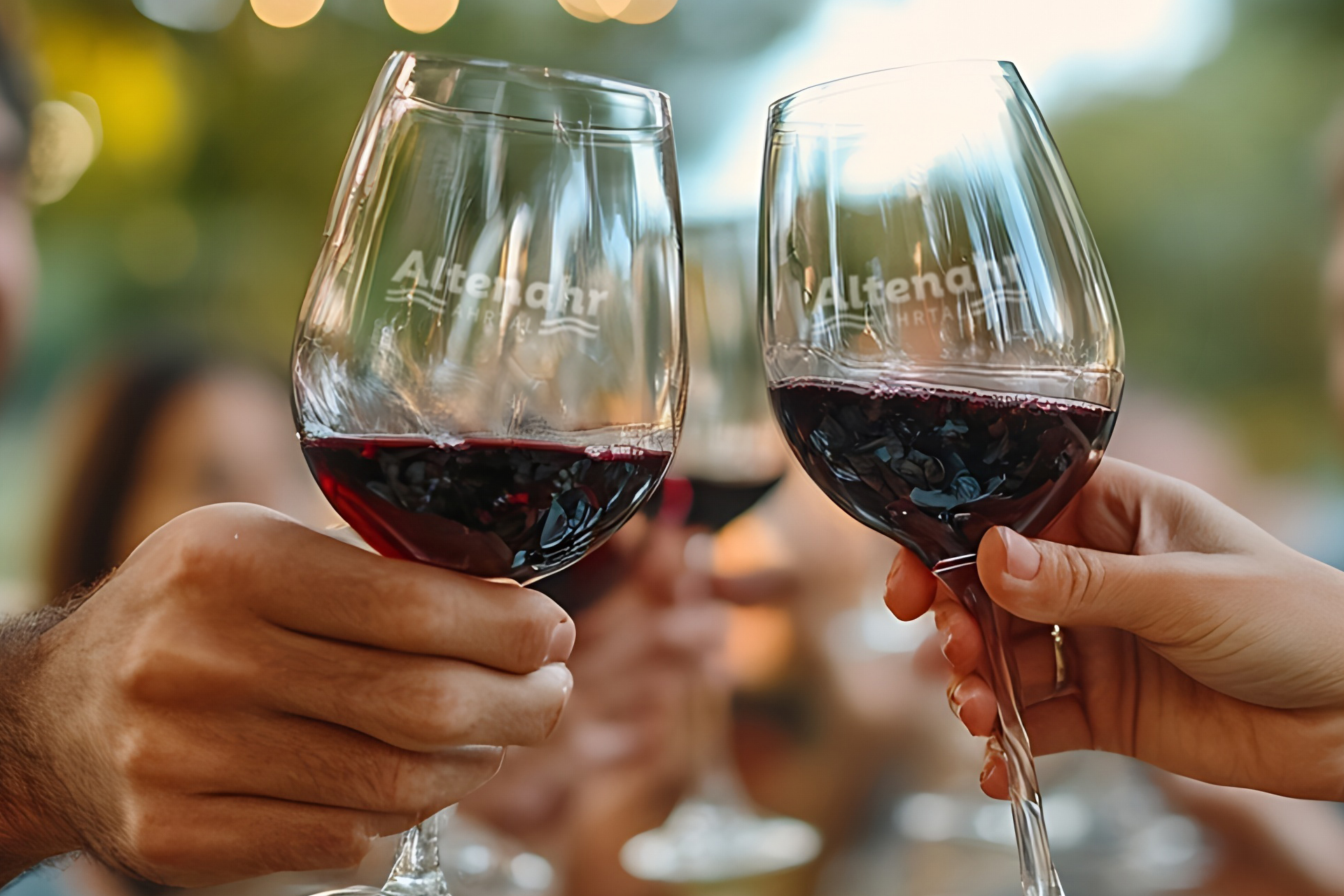 Zwei Weingläser, graviert mit dem Logo von Altenahr und gefüllt mit Ahr-Rotwein.