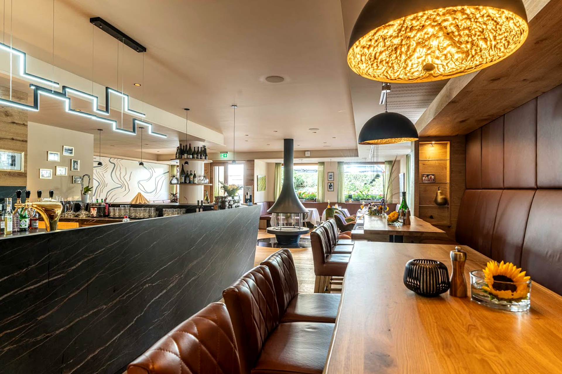 Hotel-Restaurant-Ruland-2 Blick in das Restaurant Hotel Ruland, mit edlen Holztischen und Lederbestuhlung.