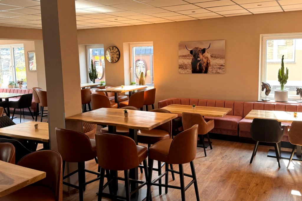 Innenansicht Wild Horses Saloon rustikal eingerichtet.