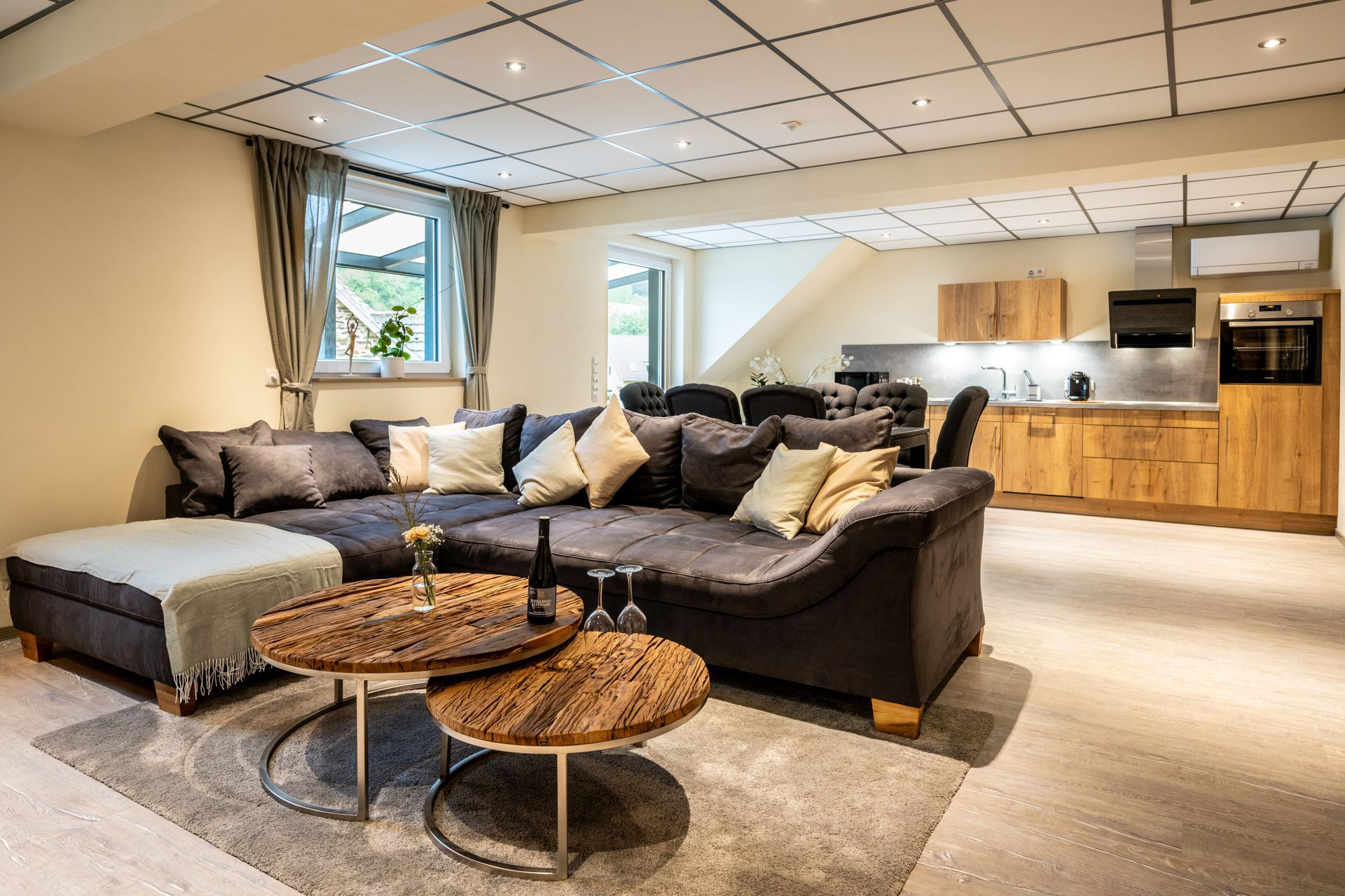 Aparthotel Großzügiges Wohn-Esszimmer eines Apartments des Apart-Hotels.