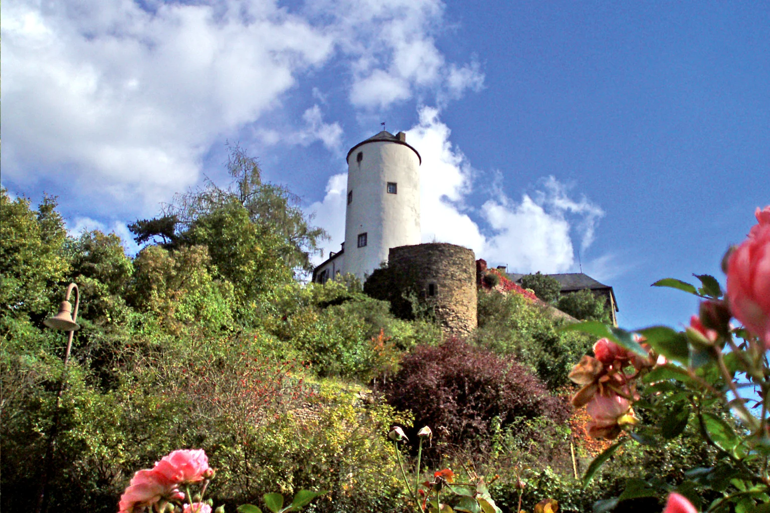 Der weiße Turm von Burg Kreuzberg im gleichnamigen Dorf.