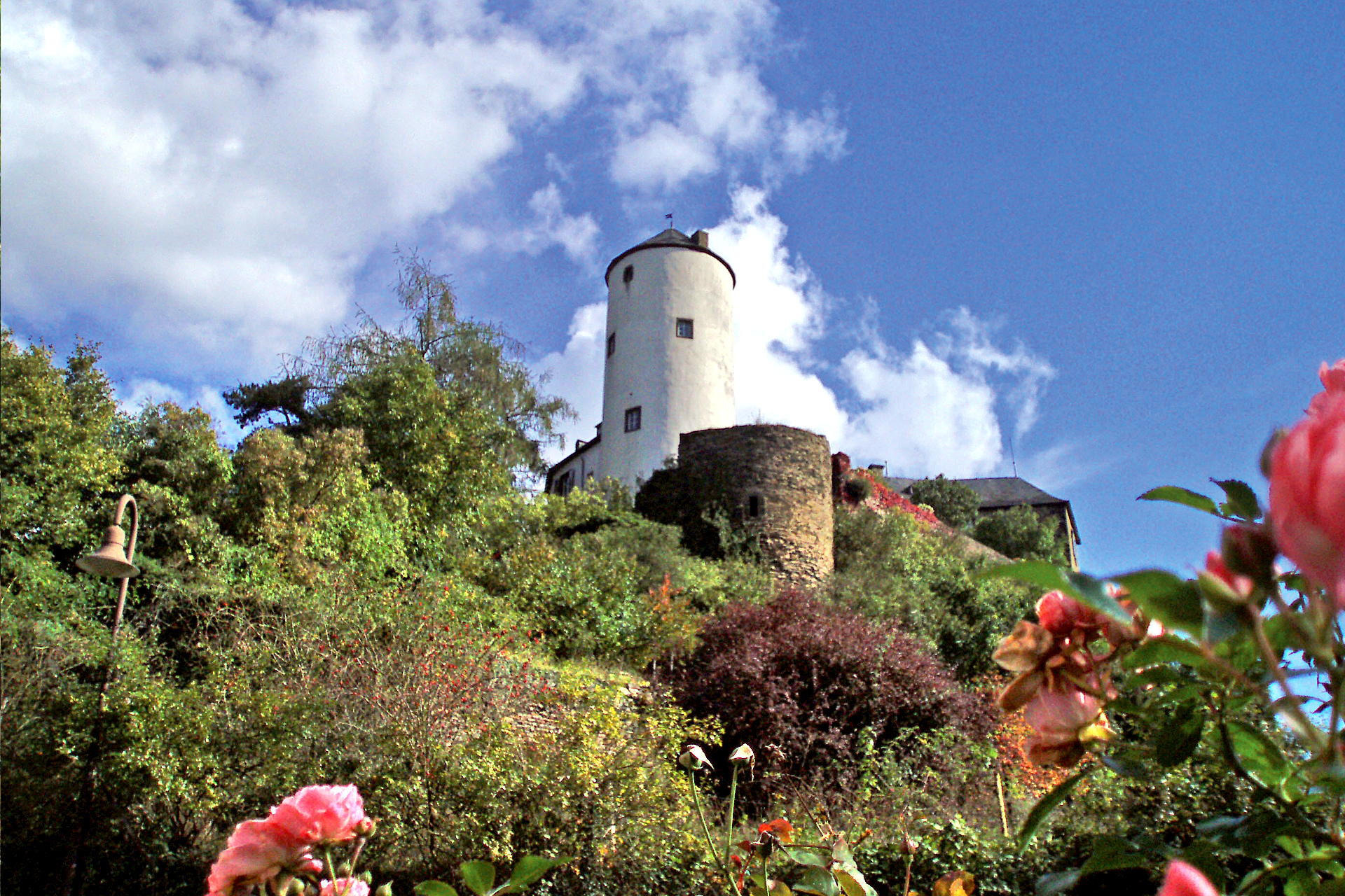 Burg-Kreuzberg-Ahr Der weiße Turm von Burg Kreuzberg im gleichnamigen Dorf.