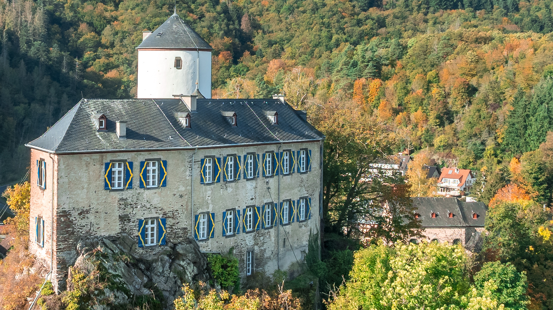 Burg-Kreuzberg-drei-Burgen Drohnenansicht der Burg Kreuzberg im gleichnamigen Ort.