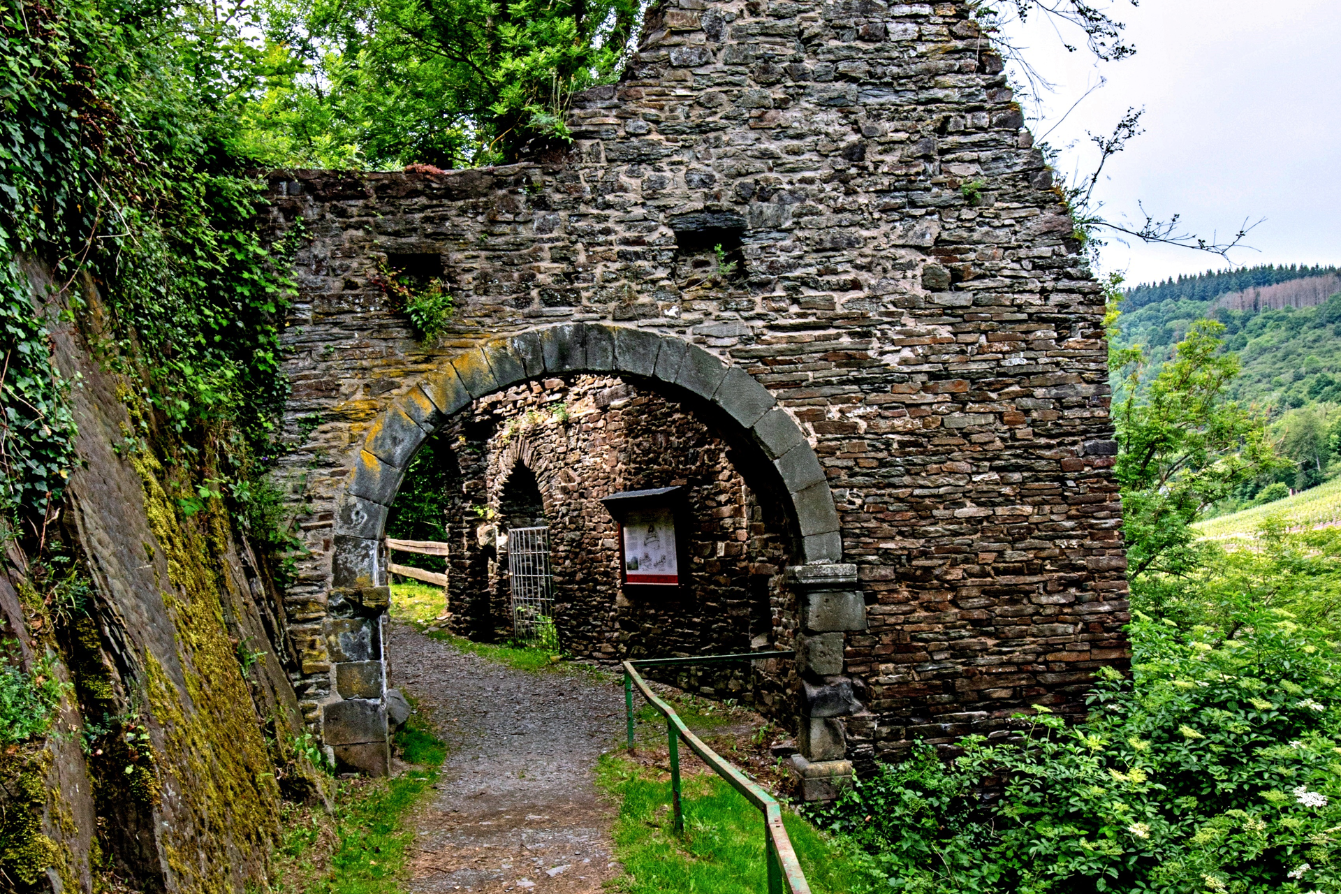 Aufgang durch das Tor zur Burgruine Are