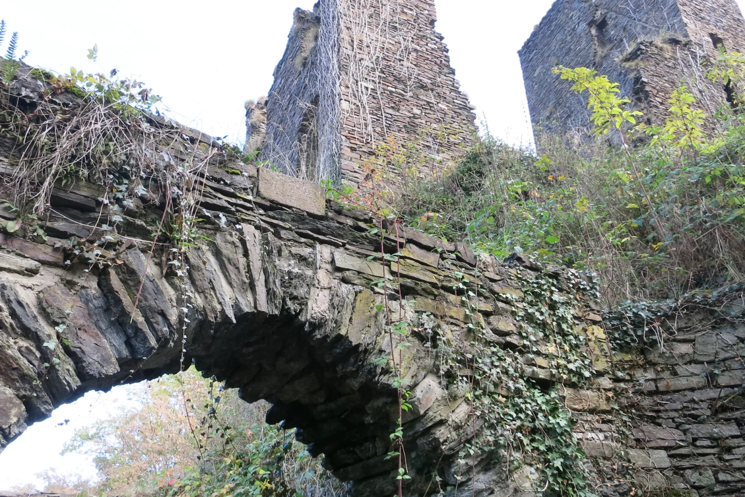 Zerfallener Turm der Burgruine Are