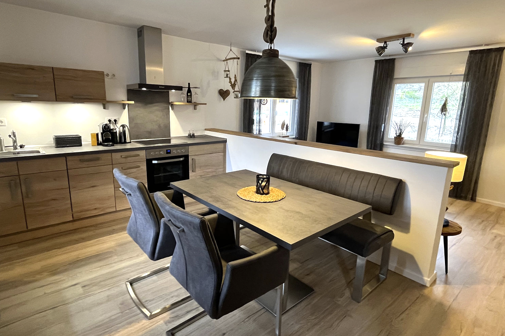 FeWo-Weineck Innenansicht der offenen Küche des Weineck Altenhr