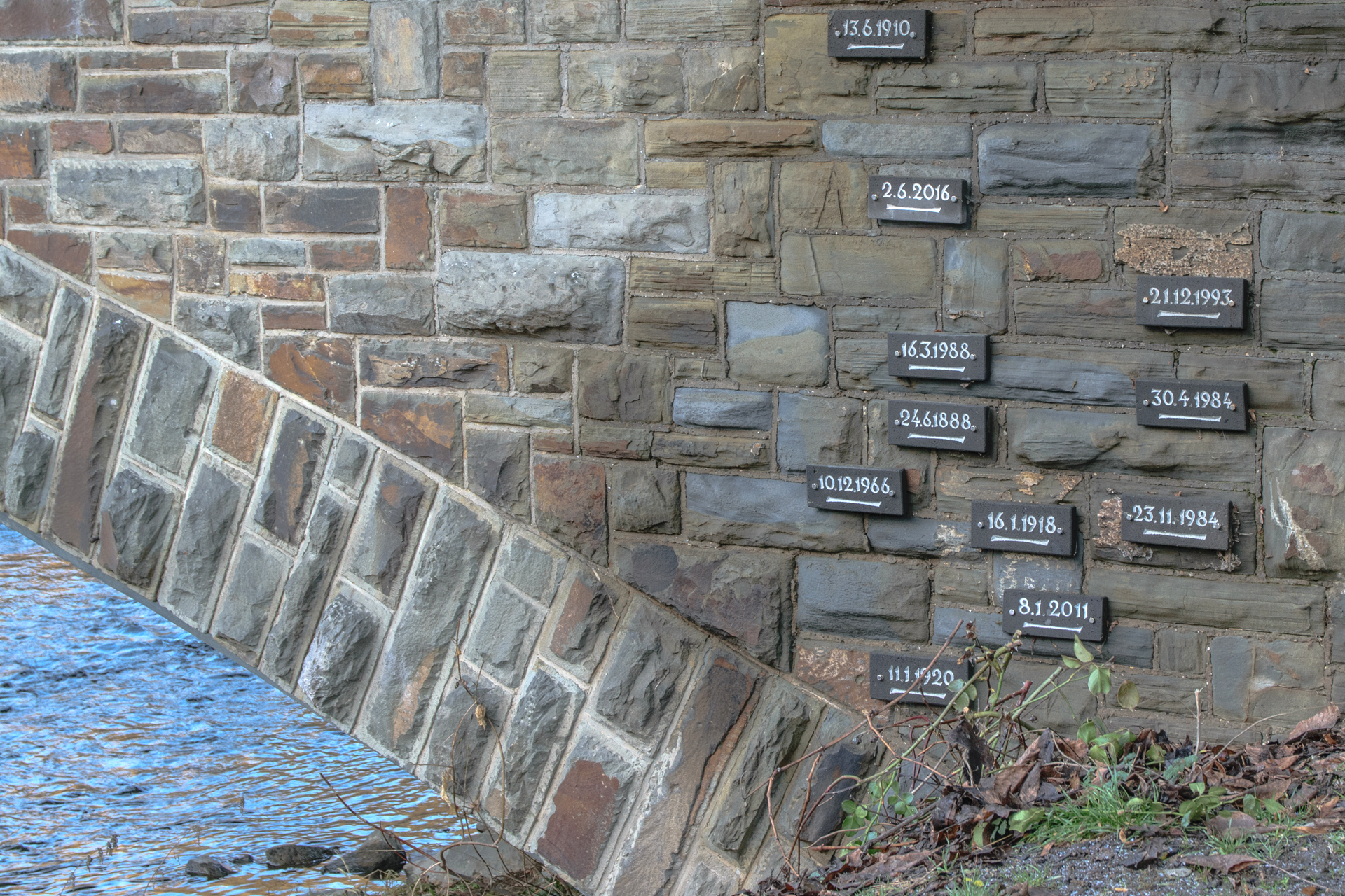 Brückenteil auf dem Hochwasserstand der letzten Jahrzehnte markiert ist.