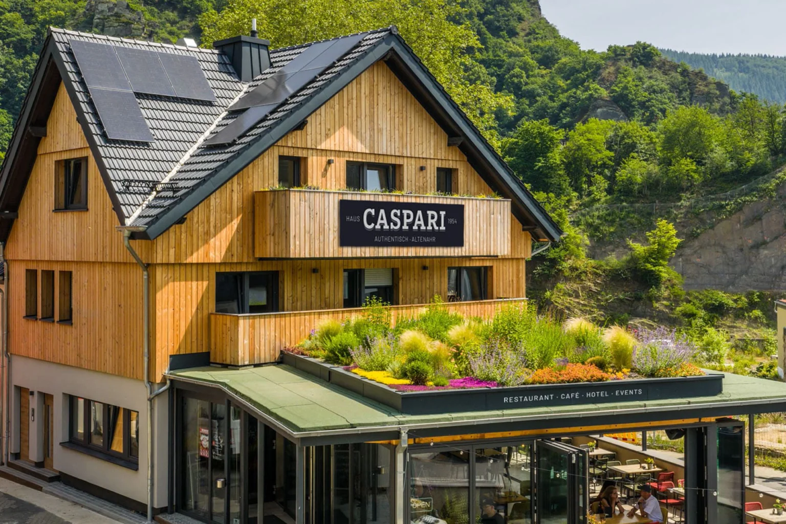 Außenansicht des Hotel Haus Caspari mit begrünter Terrasse.