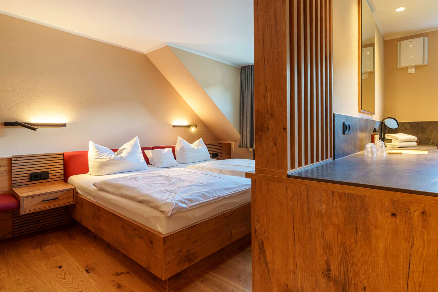 Geschmackvoll eingerichtetes Gästezimmer Hotel Ruland.