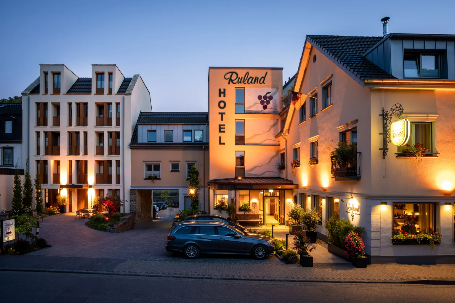 Beleuchtetes Hotel Ruland bei Nacht