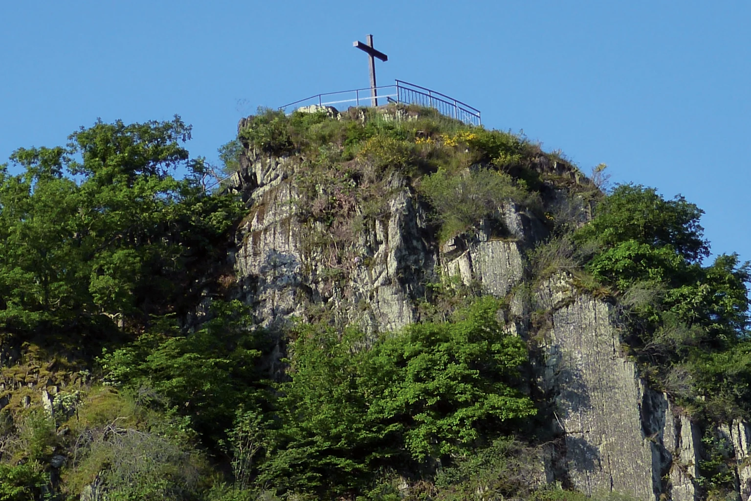 Blick hoch zum Schwarzen Kreuz in Altenahr