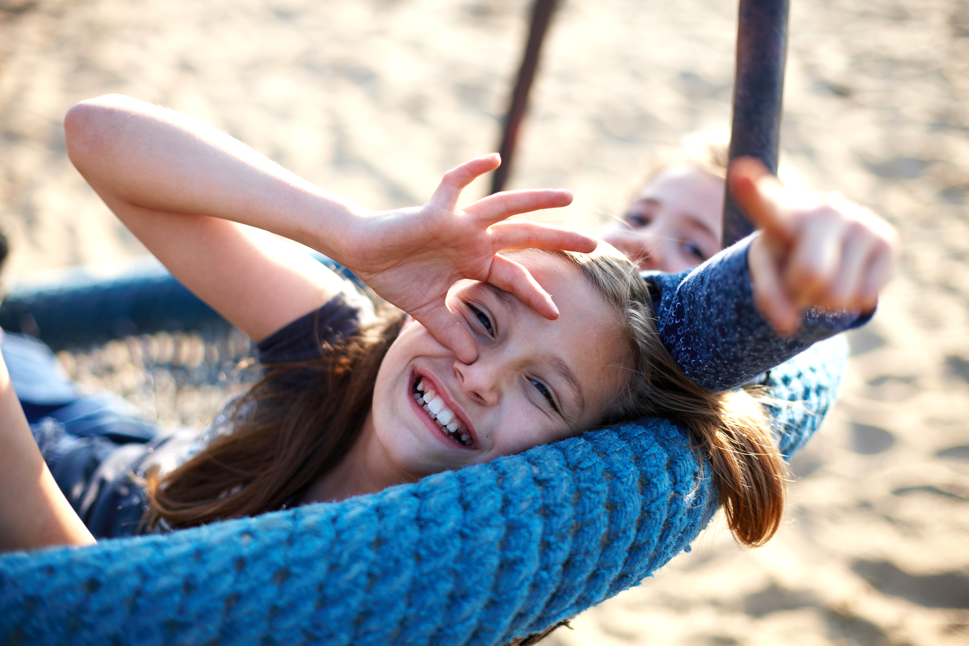 Spielplaetze Zwei Kinder in einer Hängeschaukel