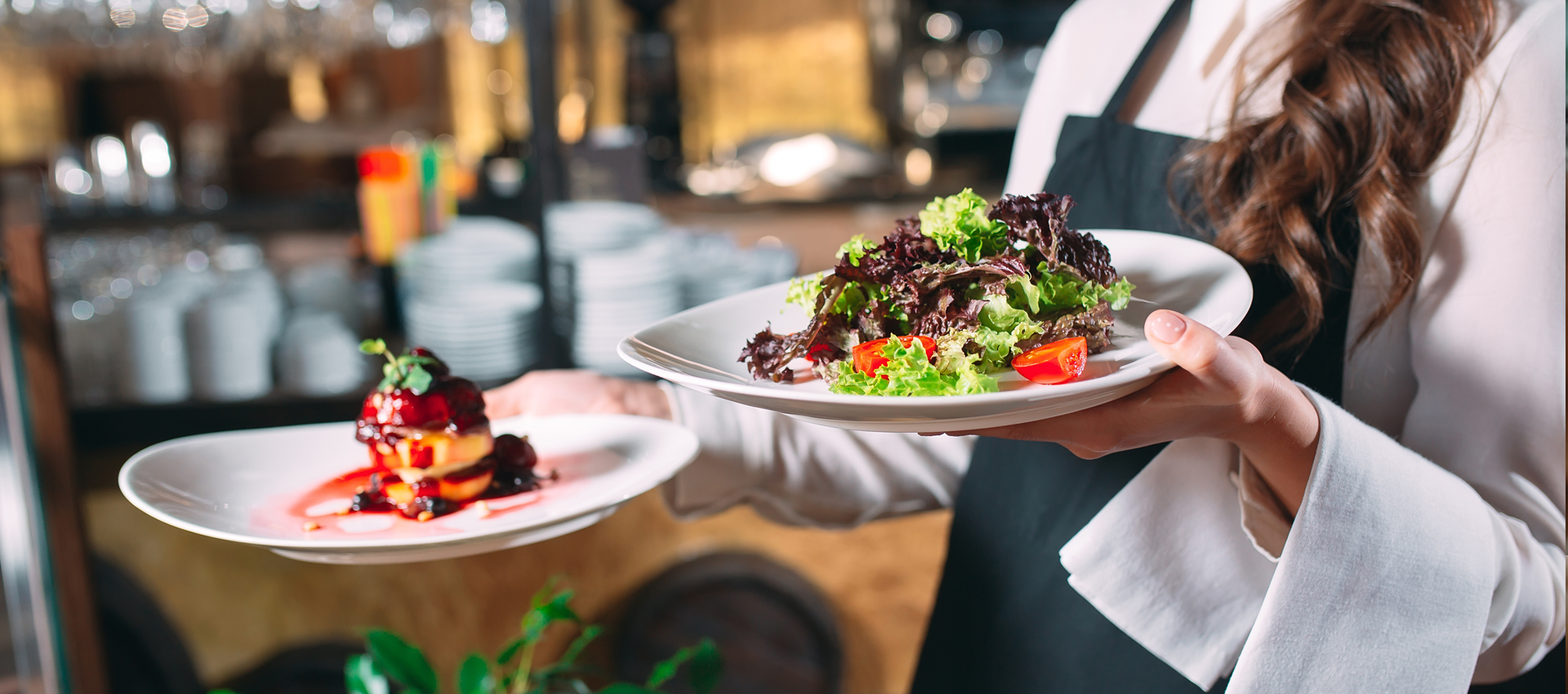 Wein-und-Kulinarik-Altenahr Eine Kellnerin serviert frischen Salat und ein Dessert.