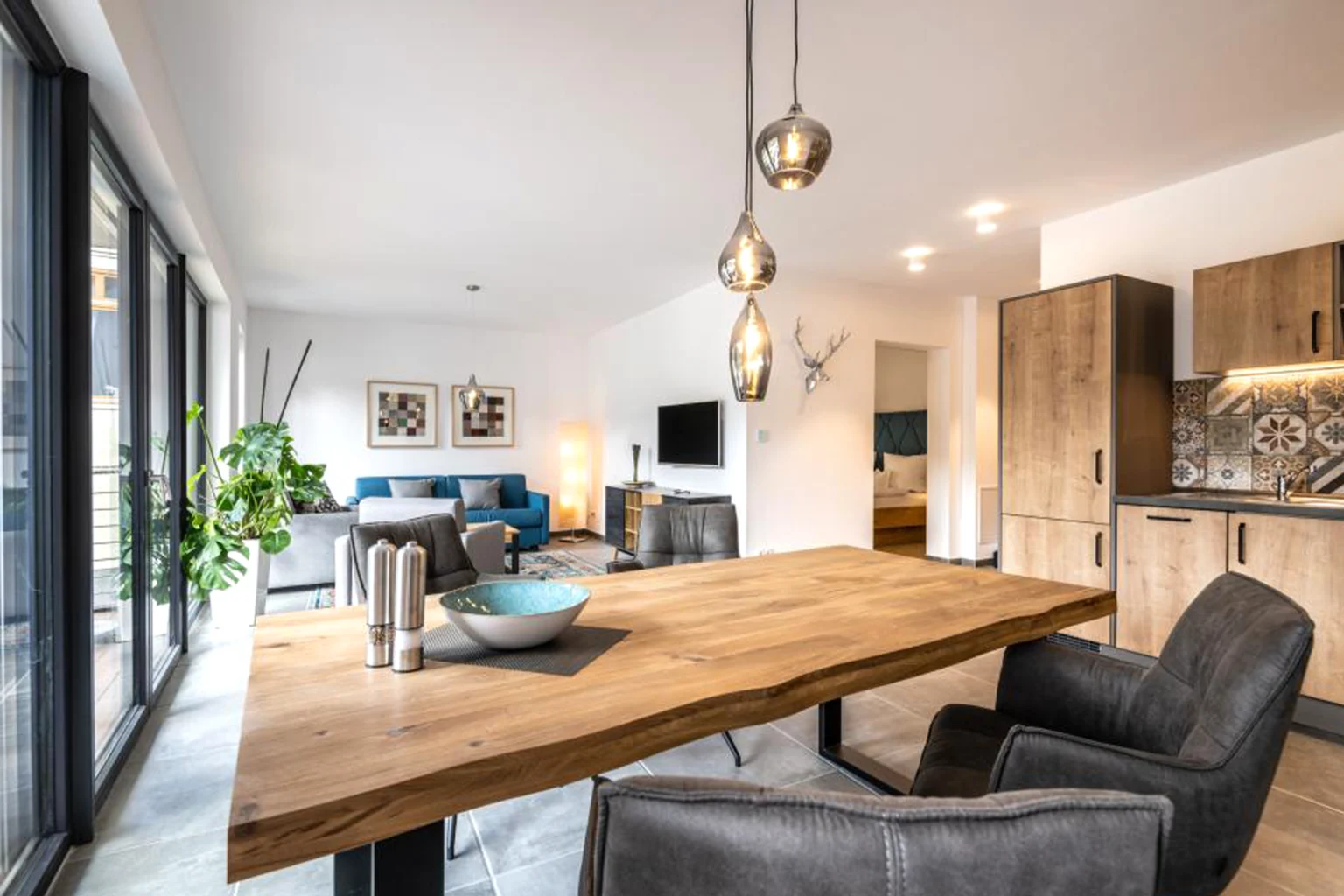 Ansicht in die Ferienwohnung mit offenem Wohn-Essbereich des Gasthauses Assenmacher