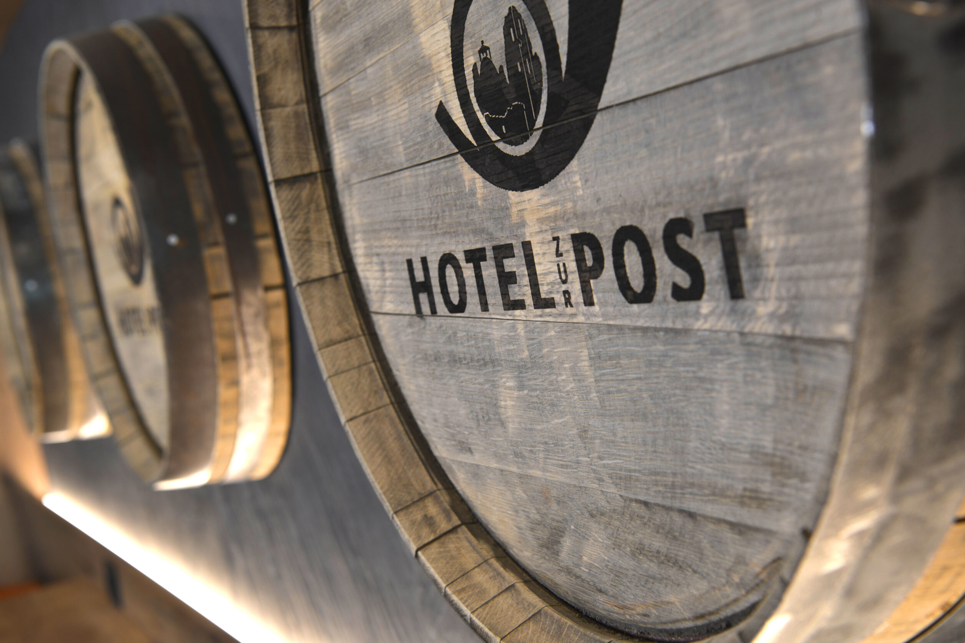 land-gut-hotel-zur-Post Weinfass mit dem Schriftzug Hotel zur Post