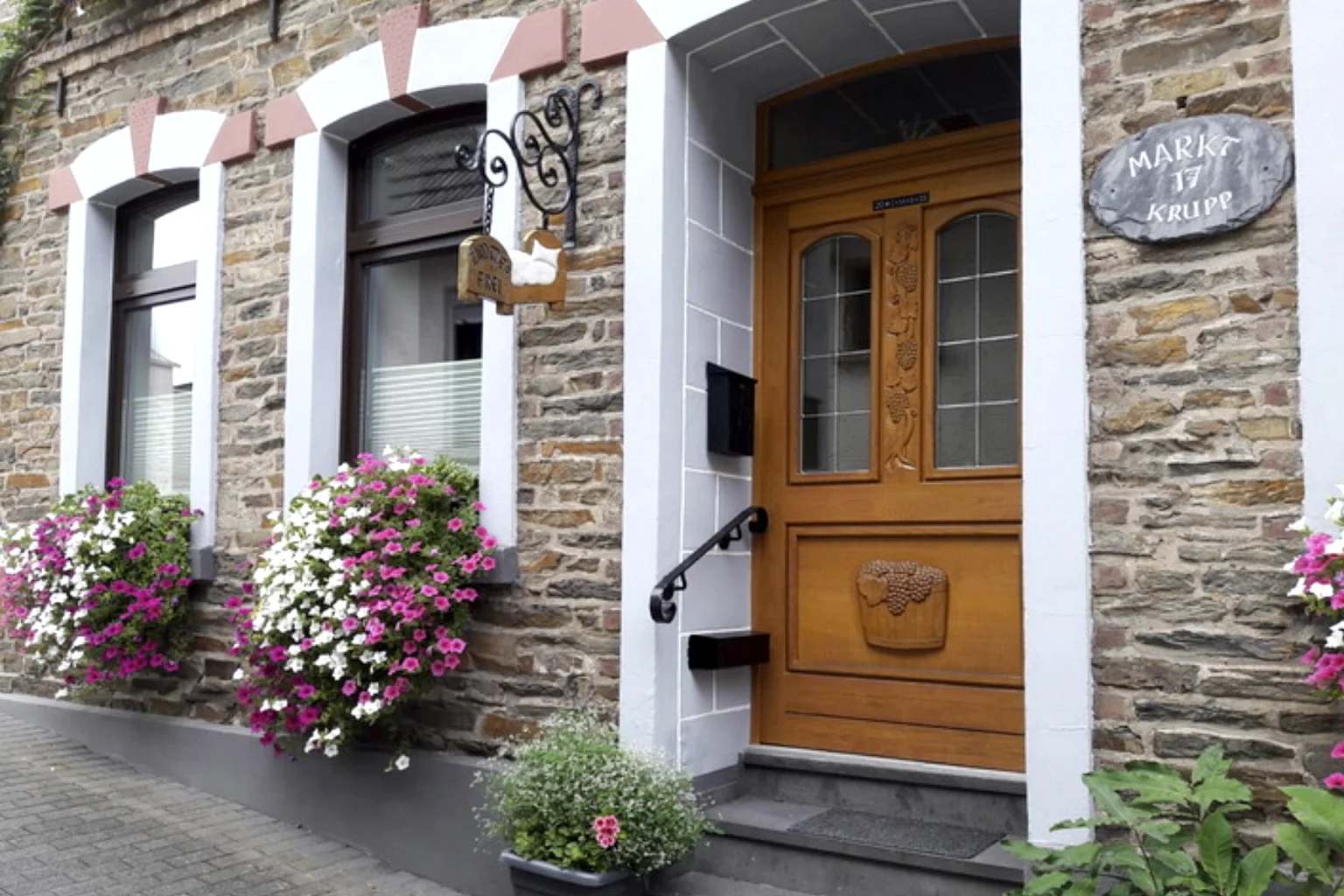 Eingang des Bruchsteinhauses der Pension Krupp.