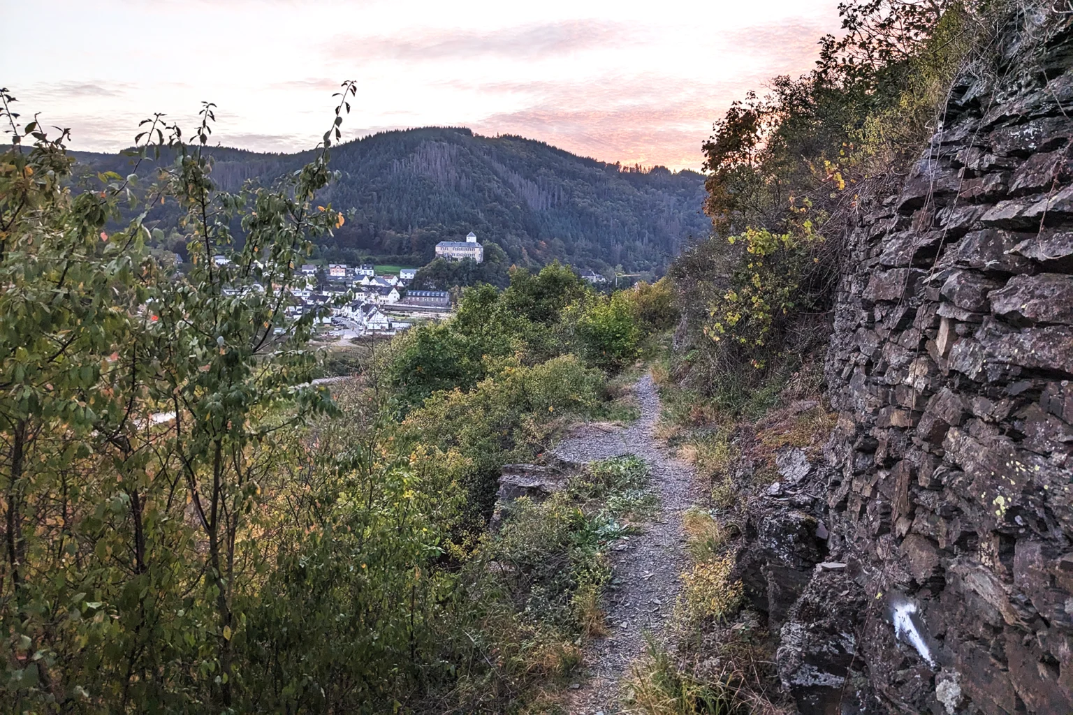 Sehr schmaler Weg durch die Berge