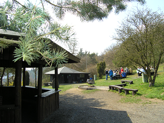Eine offene und eine geschlossene Hütte.