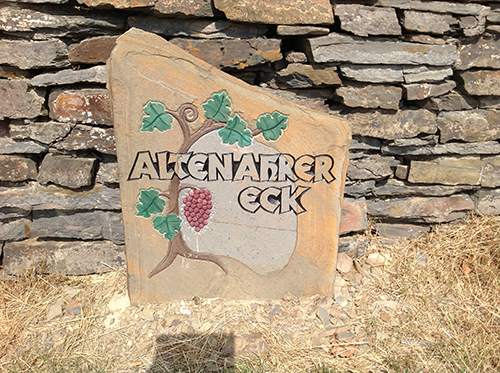 Mit „Altenahrer Eck“ beschrifteter Stein vor einer Bruchsteinmauer