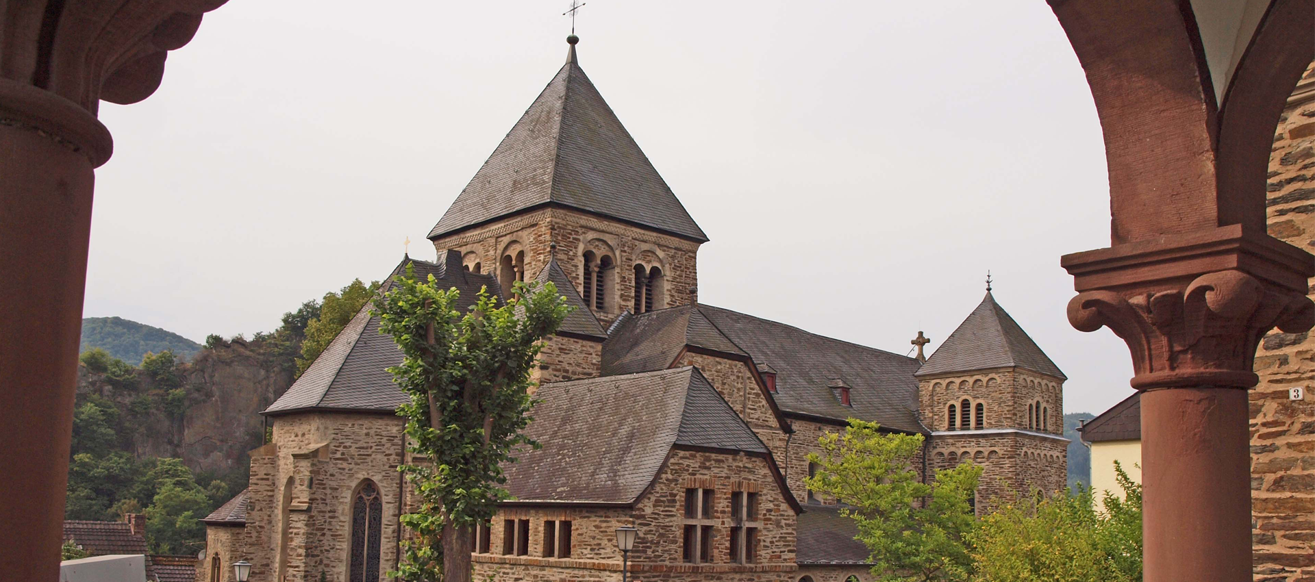 Ansicht der Rückseite der Pfarrkirche in Altenahr