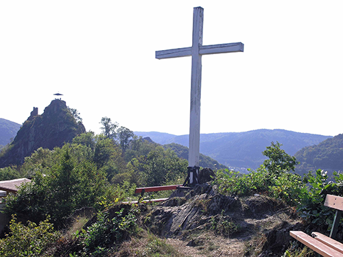 Weisses Kreuz, darunter und daneben Bänke zum Ausruhen