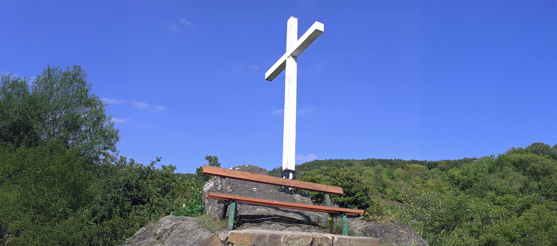 Weisses Kreuz vor einem blauen Himmel