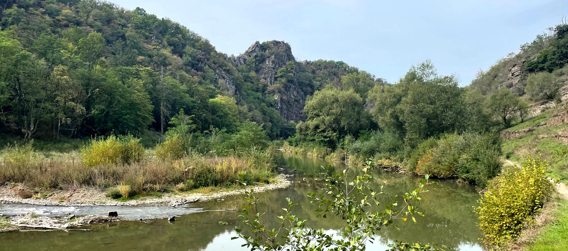 Berge, Bäume, Felsformationen und unten fließt die Ahr.